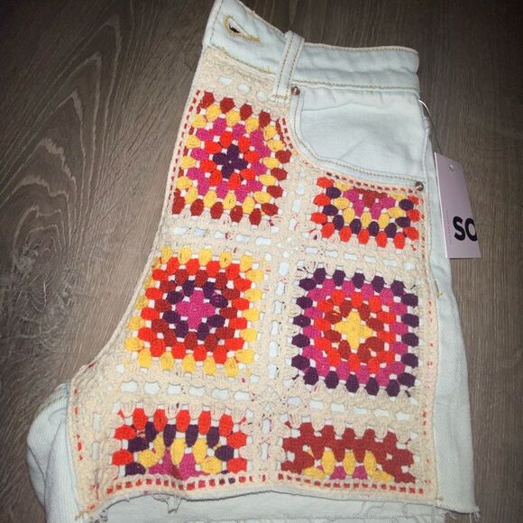 NWT SO Granny Square Crochet Panel Denim Shorts, Size 1/25W Super cute! - Picture 2 of 5